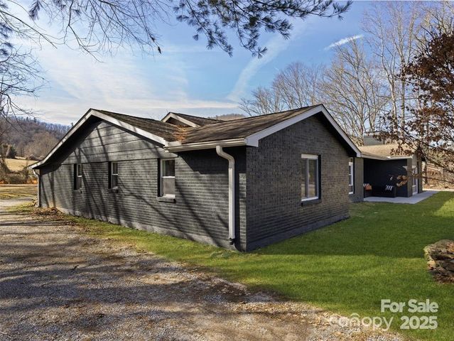 1109 S Prestonwood Drive, Hendersonville, NC 28739