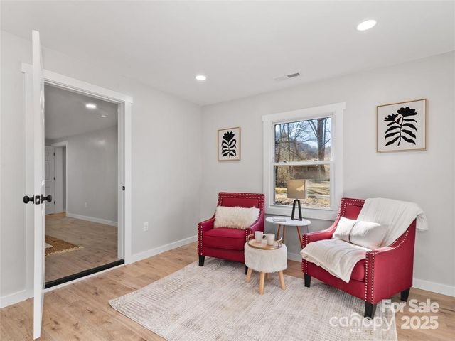 1109 S Prestonwood Drive, Hendersonville, NC 28739