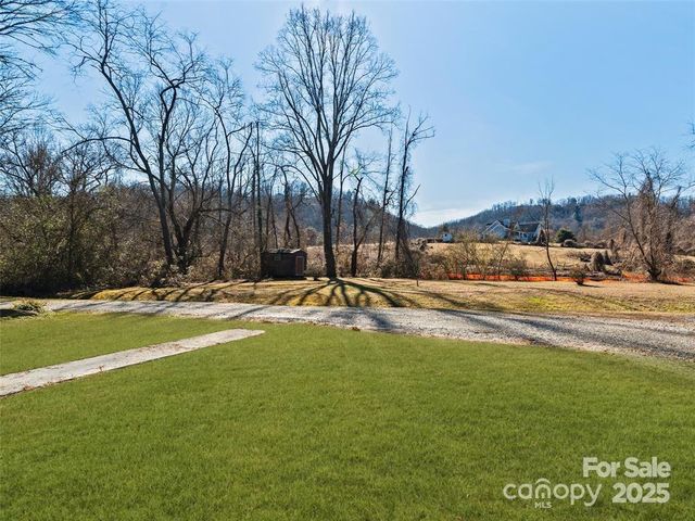 1109 S Prestonwood Drive, Hendersonville, NC 28739
