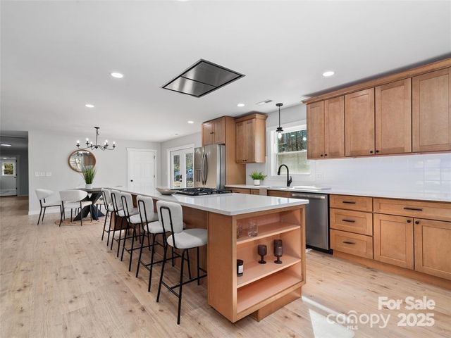 1109 S Prestonwood Drive, Hendersonville, NC 28739