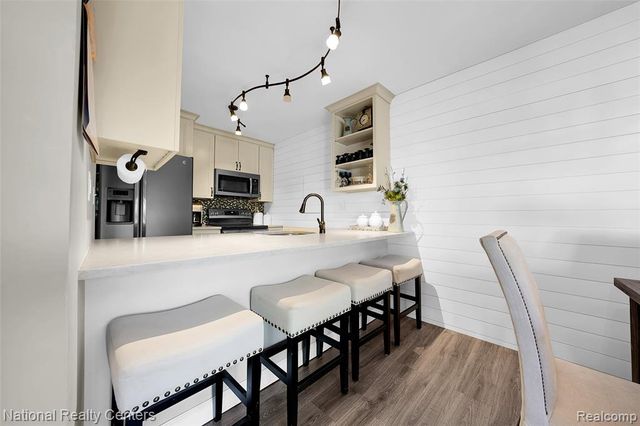 895 S Pontiac Trail C203, Walled Lake, MI 48390