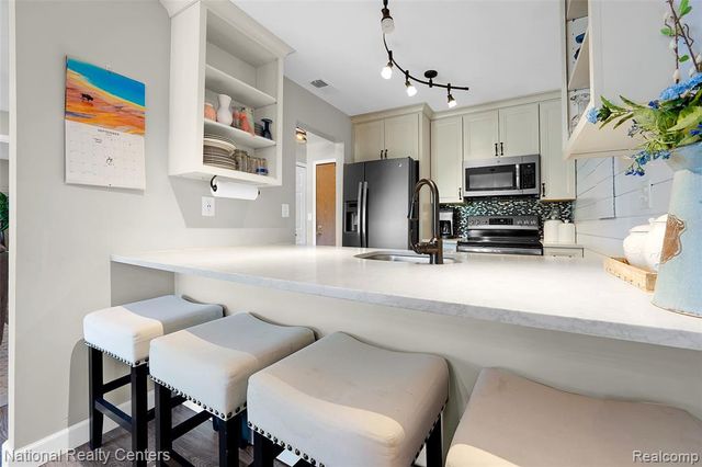 895 S Pontiac Trail C203, Walled Lake, MI 48390