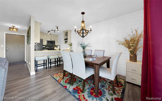 895 S Pontiac Trail C203, Walled Lake, MI 48390