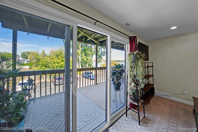 895 S Pontiac Trail C203, Walled Lake, MI 48390