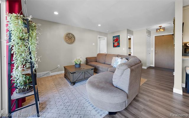 895 S Pontiac Trail C203, Walled Lake, MI 48390