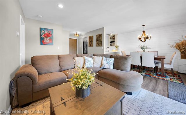 895 S Pontiac Trail C203, Walled Lake, MI 48390