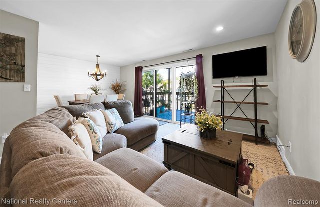 895 S Pontiac Trail C203, Walled Lake, MI 48390