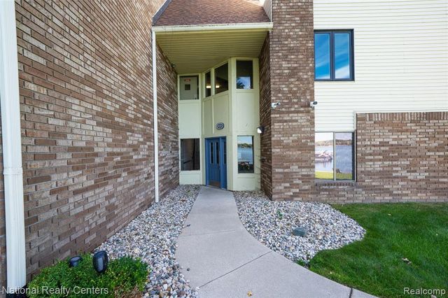 895 S Pontiac Trail C203, Walled Lake, MI 48390