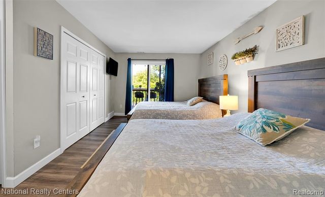 895 S Pontiac Trail C203, Walled Lake, MI 48390