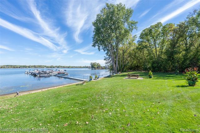 895 S Pontiac Trail C203, Walled Lake, MI 48390