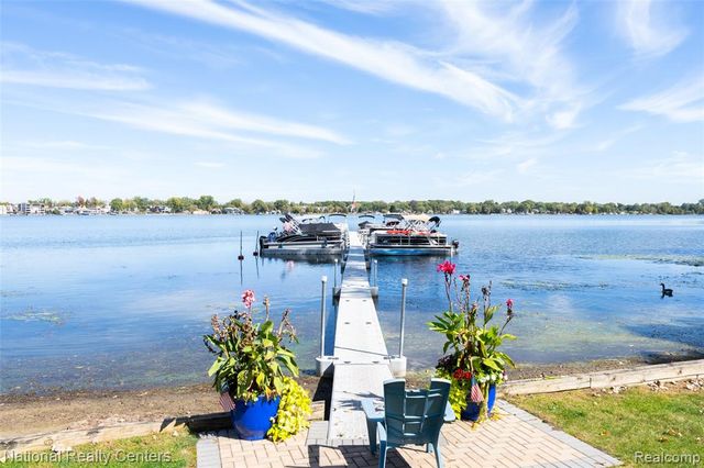 895 S Pontiac Trail C203, Walled Lake, MI 48390