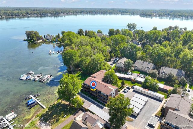 895 S Pontiac Trail C203, Walled Lake, MI 48390