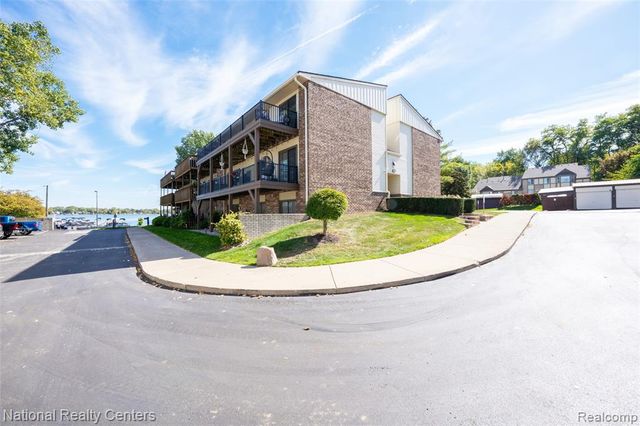 895 S Pontiac Trail C203, Walled Lake, MI 48390