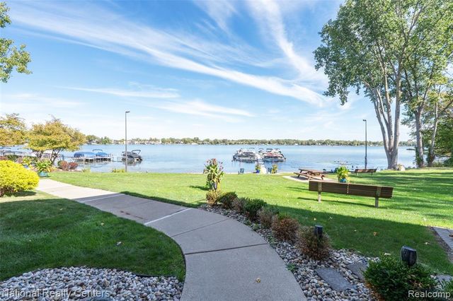 895 S Pontiac Trail C203, Walled Lake, MI 48390