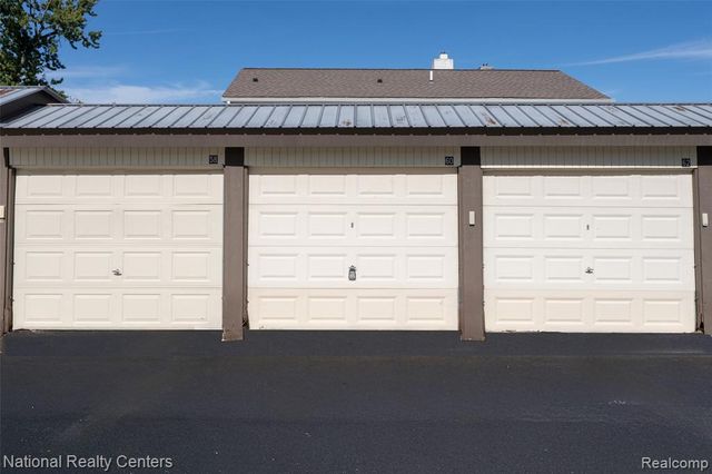 895 S Pontiac Trail C203, Walled Lake, MI 48390