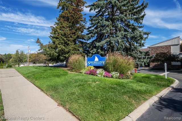 895 S Pontiac Trail C203, Walled Lake, MI 48390