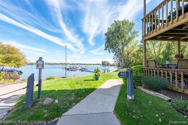 895 S Pontiac Trail C203, Walled Lake, MI 48390