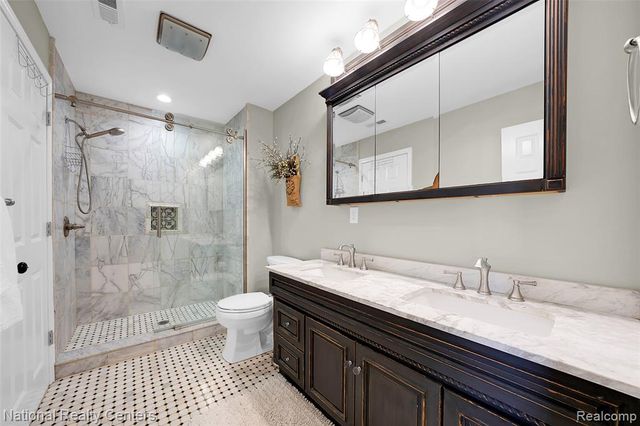 895 S Pontiac Trail C203, Walled Lake, MI 48390