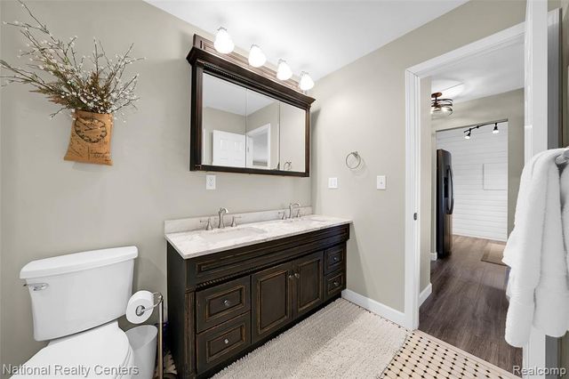 895 S Pontiac Trail C203, Walled Lake, MI 48390