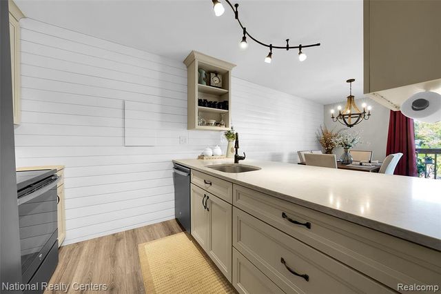 895 S Pontiac Trail C203, Walled Lake, MI 48390