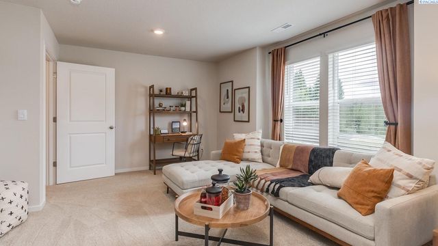 6427 Polar Dr, Pasco, WA 99301