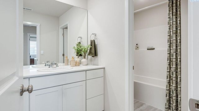 6427 Polar Dr, Pasco, WA 99301