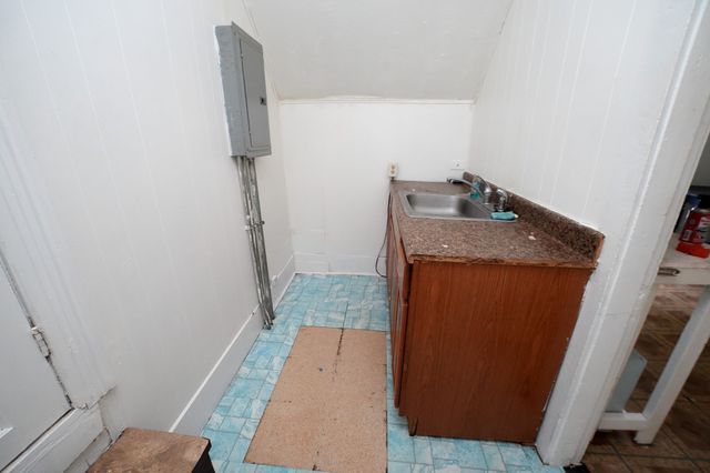 3 Clifton Ter, Worcester, MA 01610