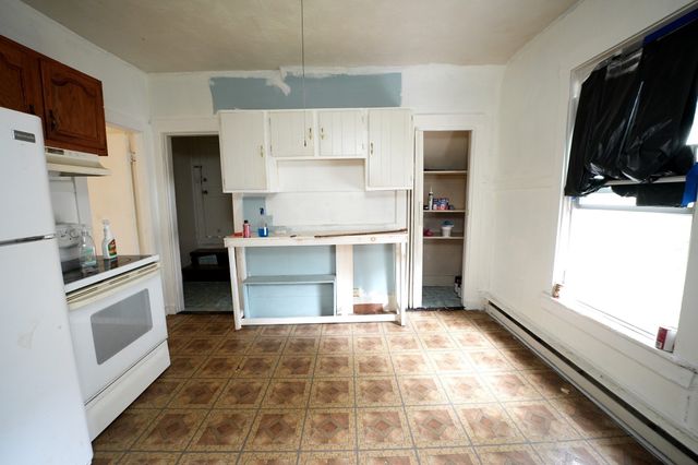 3 Clifton Ter, Worcester, MA 01610
