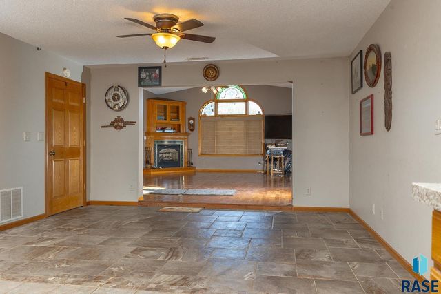 6102 Dakota Dr Drive, Madison, SD 57042