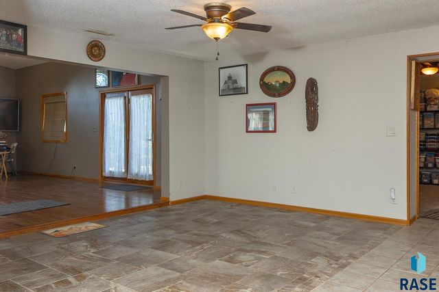 6102 Dakota Dr Drive, Madison, SD 57042