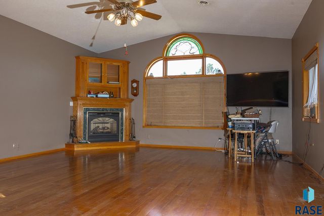 6102 Dakota Dr Drive, Madison, SD 57042