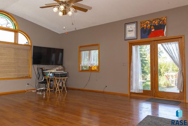 6102 Dakota Dr Drive, Madison, SD 57042