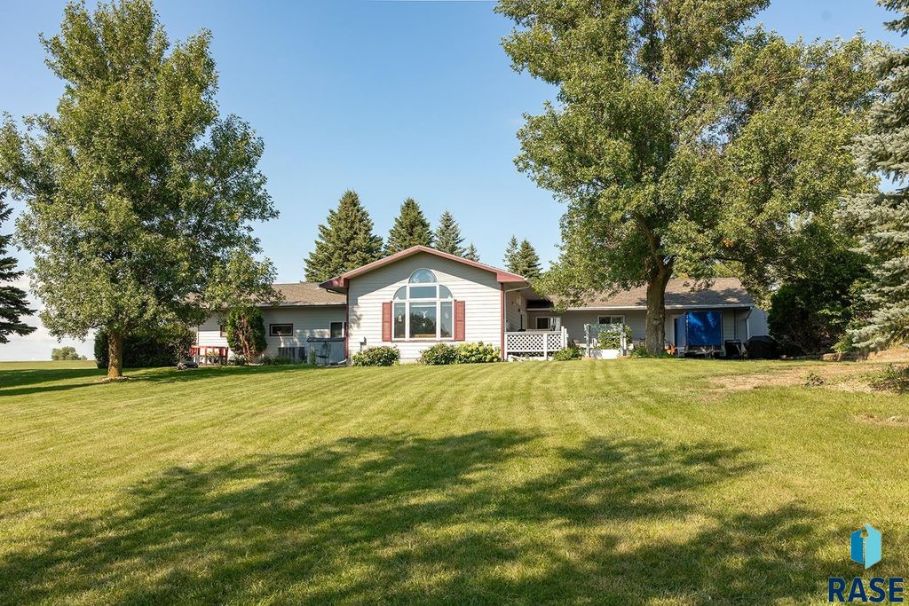 6102 Dakota Dr Drive, Madison, SD 57042