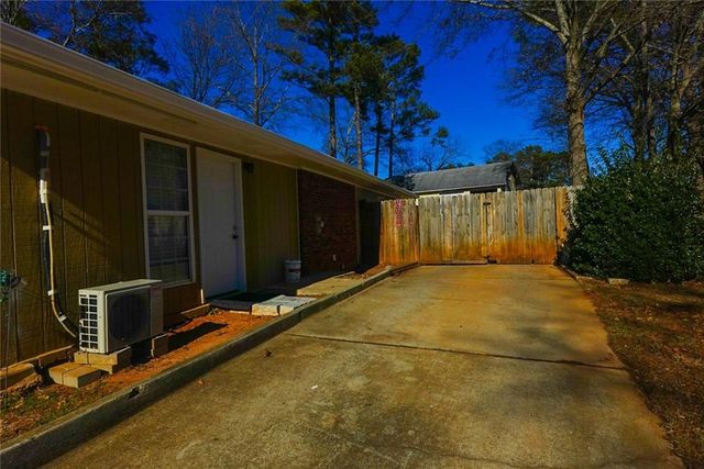 2671 Kings Circle, Lawrenceville, GA 30044