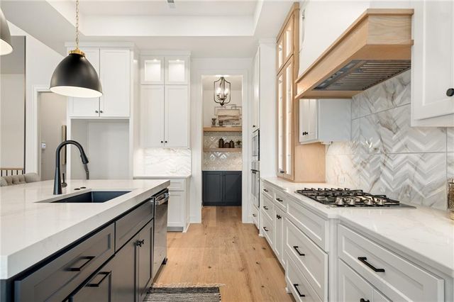 11233 S Sunray Drive, Olathe, KS 66061