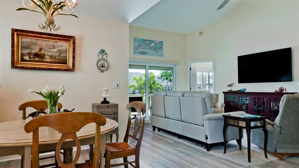 Image 14 of property listing at 11009 JASMINE CIRCLE, Bradenton, FL 34209