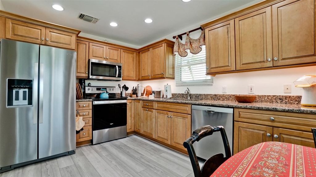 Image 16 of property listing at 11009 JASMINE CIRCLE, Bradenton, FL 34209