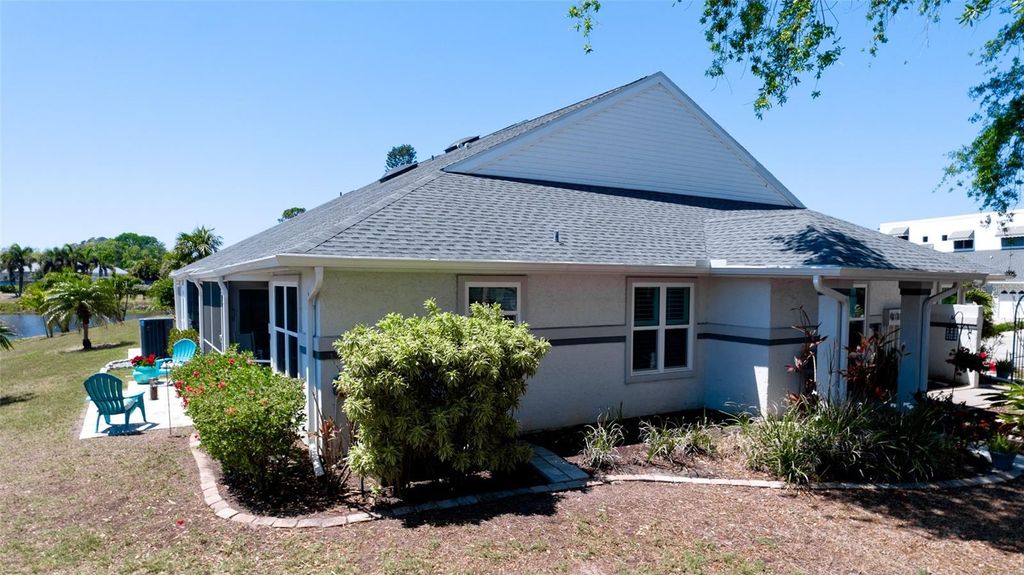 Image 4 of property listing at 11009 JASMINE CIRCLE, Bradenton, FL 34209