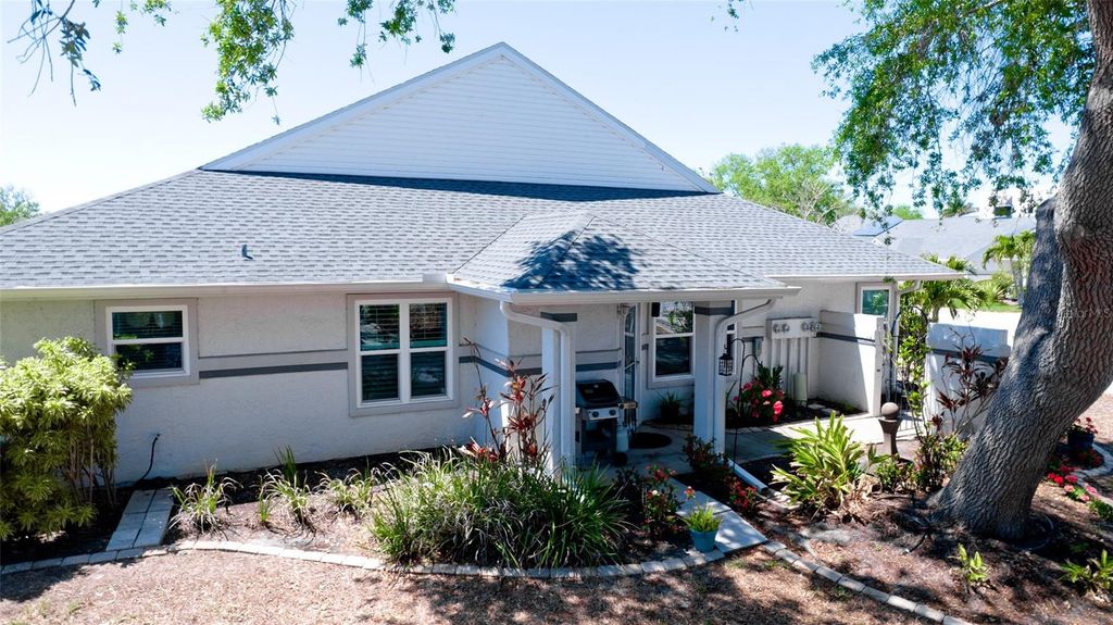 Image 5 of property listing at 11009 JASMINE CIRCLE, Bradenton, FL 34209