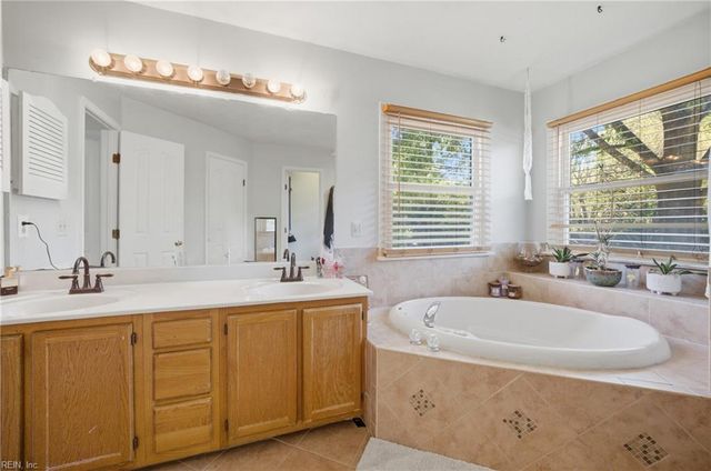 5556 Del Park Ave, Virginia Beach, VA 23455