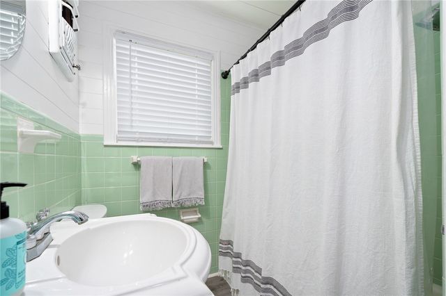 332 S Chiltipin St, Sinton, TX 78387