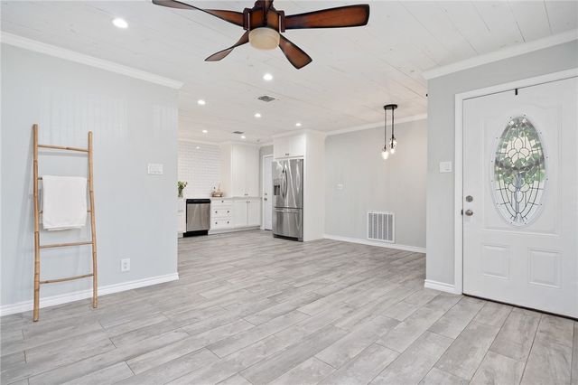 332 S Chiltipin St, Sinton, TX 78387