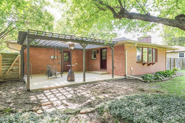 650 Lindenwood Drive, Greenwood, IN 46142