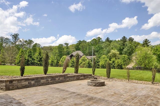 301 Serendipity Ln, Cranberry Twp, PA 16066