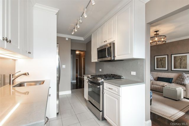 269-10 GRAND CENTRAL Parkway 21-E, Floral Park, NY 11005