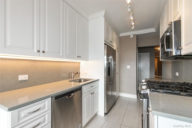 269-10 GRAND CENTRAL Parkway 21-E, Floral Park, NY 11005