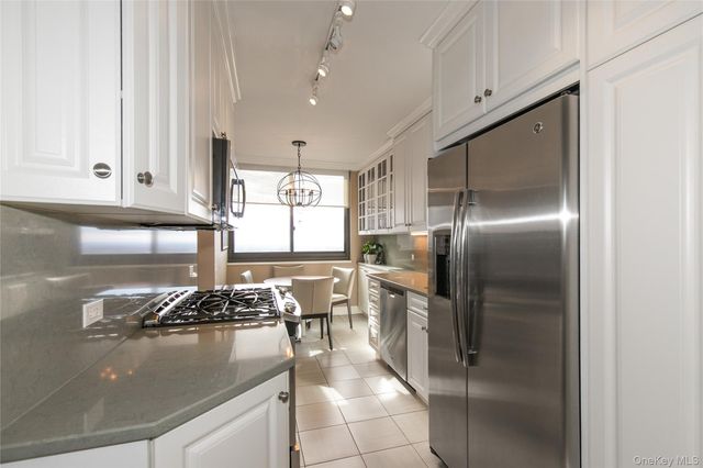 269-10 GRAND CENTRAL Parkway 21-E, Floral Park, NY 11005