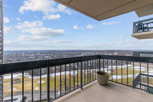 269-10 GRAND CENTRAL Parkway 21-E, Floral Park, NY 11005