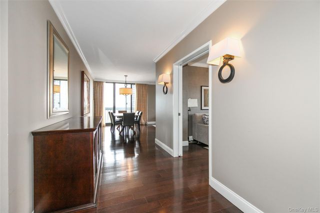 269-10 GRAND CENTRAL Parkway 21-E, Floral Park, NY 11005