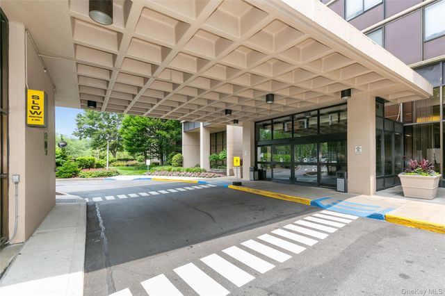 269-10 GRAND CENTRAL Parkway 21-E, Floral Park, NY 11005